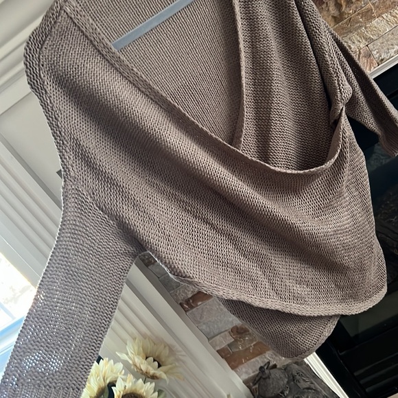 Taupe colored crisscross sweater - Picture 2 of 4